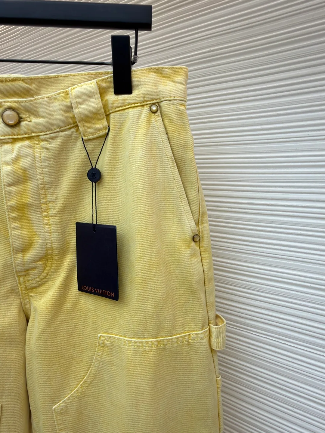 LOUIS VUITTON dyed embossed jeans ●Original version: Purchased and developed for 14800 ●Item number: 1681048-B55 ●Material: denim fabric ●Technology: embossed production ●Version: fitted version ●Weight: about 945 grams ●Size: 30-32-34-36 ●Description: This style is processed through garment dyeing to create a washed retro effect, and then uses a splicing structure and hammer fixing rings to express the workwear style. Monogram embroidery adorns the sides and left patch pocket, and pearlescent buttons and rivets complete the detail. Pair it with the same style to add to your summer wardrobe. The overall wiring is straight and delicate, the fabric is comfortable and soft, and the color is consistent without color difference. It can be matched with the same style to create a fashionable look and control various occasions. Customized accessories, complete with three standards, same style for men and women!